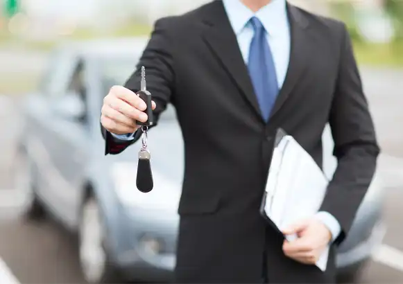 Berater übergibt Autoschlüssel